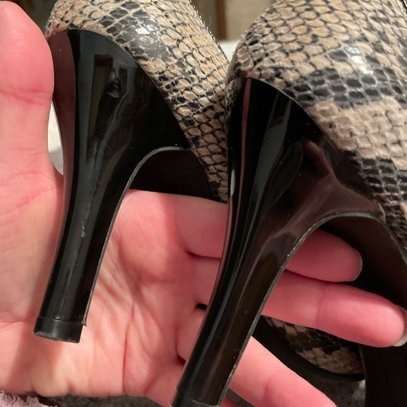 Snakeskin pumps - Picture 8 of 10